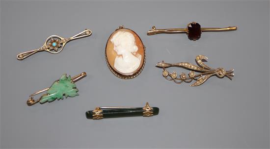 Six assorted brooches